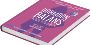 Boek hormoonbalans voor vrouwen liggend